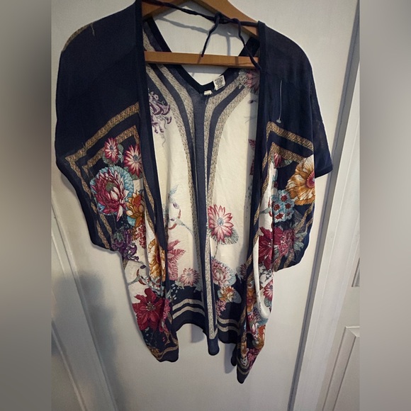 Moth floral kimono size M/L very lightweight with a tie. Boho summer vibes - Picture 7 of 7
